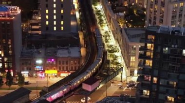 Queens, New York 'ta uçan metro görüntüsü. Yaz boyunca gece çekilen..