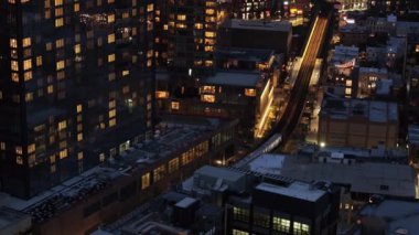 Long Island City, Queens 'teki metronun hava görüntüsü. Yaz boyunca gece çekilen..