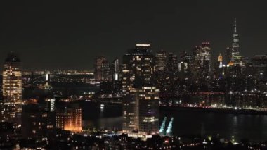 Manhattan 'ın gece gökyüzü manzarası. Williamsburg 'da, Brooklyn' de 4K 'da çekilmiş..