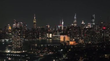 Manhattan 'ın gece gökyüzü manzarası. Williamsburg 'da, Brooklyn' de 4K 'da çekilmiş..