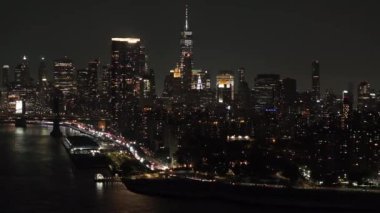 Manhattan 'ın gece gökyüzü manzarası. Williamsburg 'da, Brooklyn' de 4K 'da çekilmiş..