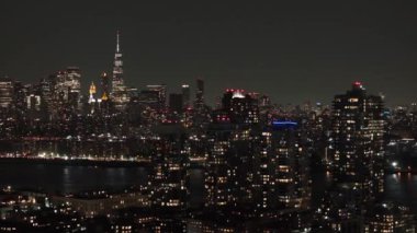 Manhattan 'ın gece gökyüzü manzarası. Williamsburg 'da, Brooklyn' de 4K 'da çekilmiş..