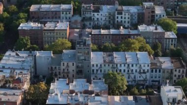 Brooklyn 'deki bir yerleşim bölgesinin havadan görüntüsü. Bir yaz sabahı Carroll Gardens 'ta vuruldu..