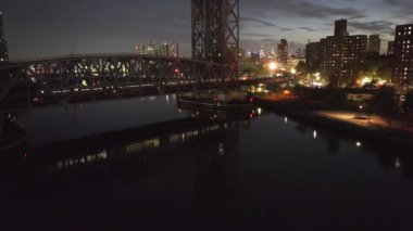 New York 'taki Metro North Railroad' un hava görüntüsü. Gece 4K 'da çekilmiş..