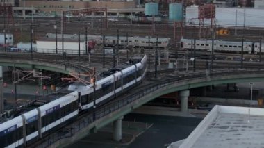 Hudson-Bergen Demiryolu 'nun havadan görünüşü. Hoboken, New Jersey 'de bir sonbahar öğleden sonrasında çekildi..