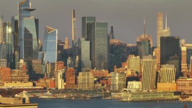 Akşam karanlığında Manhattan şehir merkezinin havadan görüntüsü. Hudson Nehri 'nin kıyısında çekilmiş.
