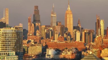 Akşam karanlığında Manhattan şehir merkezinin havadan görüntüsü. Hudson Nehri 'nin kıyısında çekilmiş.