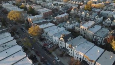 Alacakaranlıkta Weehawken New Jersey 'in hava manzarası. 4K 'da sonbaharda çekildi..