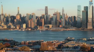 Bir sonbahar öğleden sonrasında Manhattan şehir merkezinin hava manzarası. 4K 'da New Jersey' de çekilmiş..