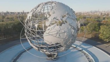 Bir sonbahar sabahı Flushing Meadows Unisphere 'in hava manzarası. Queens, New York 'ta çekilmiş.
