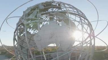 Flushing Meadows Corona Parkı 'ndaki Unispere' in hava manzarası. Queens, New York 'ta bir sonbahar sabahı çekildi..