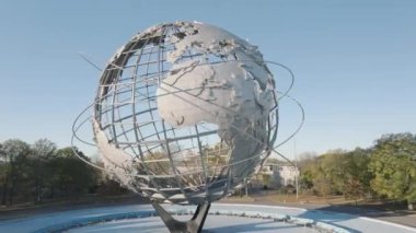 Flushing Meadows Unisphere 'in çekimleri yapılıyor. Queens, New York 'ta bir sonbahar sabahı çekildi..