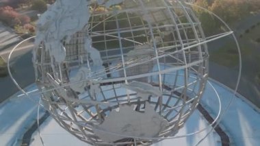 Bir sonbahar sabahı Flushing Meadows Unisphere 'in hava manzarası. Queens, New York 'ta çekilmiş.