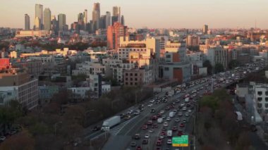 New York 'un Brooklyn Queens Otoyolu' ndaki trafiğin havadan görüntüsü. Alacakaranlıkta vuruldu