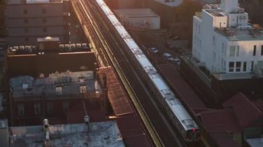 Brooklyn 'deki metronun hava görüntüsü. Williamsburg, Brooklyn 'de sabah trafiği sırasında çekilmiş..