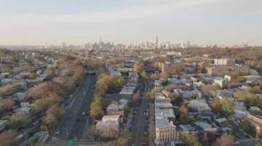 Brooklyn 'i sonbahar günü çekiyoruz. Arka planda Manhattan silueti var..