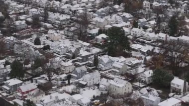 Binghamton, New York 'taki evlerin havadan görünüşü. Bir kış günü batı yakasında vuruldu..