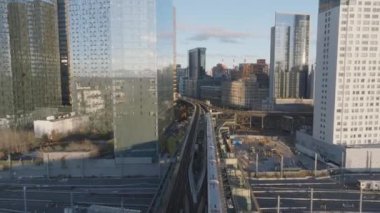 Queens 'teki metronun hava görüntüsü. Bir sonbahar sabahı New York 'ta çekildi.