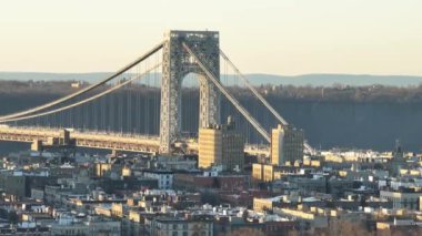 Gün batımında George Washington Köprüsü 'nün havadan görüntüsü. Washington Heights, New York 'ta sonbaharda çekildi.