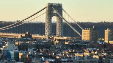 Gün batımında George Washington Köprüsü 'nün havadan görüntüsü. Washington Heights, New York 'ta sonbaharda çekildi.