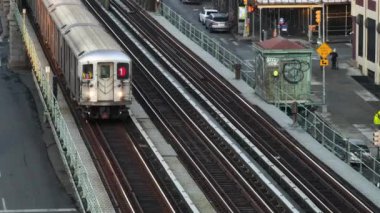 Harlem 'deki metronun hava görüntüsü. New York City 'de bir kış öğleden sonra çekildi. Harlem' deki bir trenin görüntüsü. Bir kış günü vuruldu.