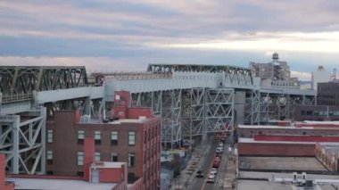 Brooklyn 'deki yüksek demiryolu hattındaki metro manzarası. Gowanus 'ta bulutlu bir günde çekilmiş..