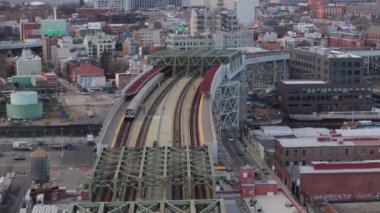 Brooklyn 'deki yüksek demiryolu hattındaki metro manzarası. Gowanus 'ta bulutlu bir günde çekilmiş..