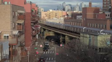 Brooklyn 'deki metronun hava görüntüsü. New York 'ta bir kış sabahı vuruldu..