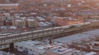 Brooklyn 'deki metronun hava görüntüsü. New York 'ta bir kış sabahı gün doğumunda vuruldu..