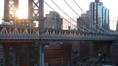 Güneş doğarken Manhattan Köprüsü 'nün havadan görüntüsü. New York 'ta bir kış sabahı vuruldu.