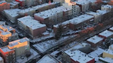 Brooklyn 'i kaplayan kar manzarası. Greenpoint 'te bir kış sabahı vuruldu..