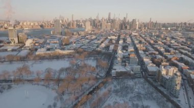 Brooklyn, Greenpoint 'in hava manzaralı bir kış sabahı. New York 'ta vuruldu..