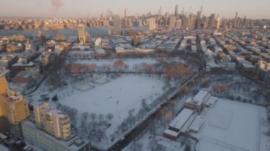McCarren Parkı 'nın kış sabahı havadan görünüşü. Brooklyn, New York 'ta çekilmiş.