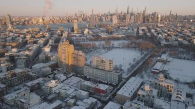 McCarren Parkı 'nın kış sabahı havadan görünüşü. Brooklyn, New York 'ta çekilmiş.