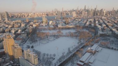 McCarren Parkı 'nın kış sabahı havadan görünüşü. Brooklyn, New York 'ta çekilmiş.