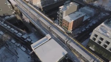 Bir kış sabahı New York metrosunun hava görüntüsü. Brooklyn 'de çekilmiş..
