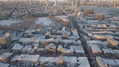 Williamsburg, Brooklyn 'in hava manzaralı bir kış sabahı. New York 'ta vuruldu..