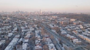 Bir kış öğleden sonra Prospect Park 'ın havadan görünüşü. Brooklyn 'de çekilmiş. Arka planda Manhattan silueti var..