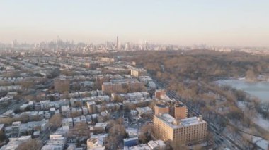 Brooklyn 'deki Prospect Park ve Manhattan ufuk çizgisinin havadan görünüşü. New York 'ta bir kış günü çekilmiş..