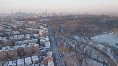 Brooklyn 'deki Prospect Park ve Manhattan ufuk çizgisinin havadan görünüşü. New York 'ta bir kış günü çekilmiş..