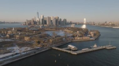 Aşağı Manhattan ve Vali Adası 'nın havadan görüntüsü. New York 'ta bir kış öğleden sonra çekildi..