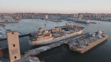 Yanaşmış bir geminin havadan görüntüsü. Brooklyn 'de bir kış öğleden sonra çekildi..