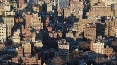 Manhattan şehir merkezindeki binaların havadan görüntüsü. New York 'ta kışın çekilmiş..