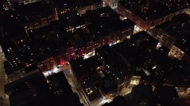 New York 'taki genel apartmanların havadan görünüşü. Manhattan 'da gece vuruldu..