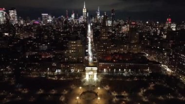 Washington Square Park ve Empire State Binası 'nın hava görüntüsü. Gece New York 'ta çekildi..
