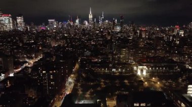 Washington Square Park ve Empire State Binası 'nın hava görüntüsü. Gece New York 'ta çekildi..