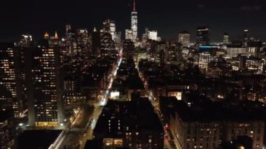 Manhattan Finansal Bölgesi ve Dünya Ticaret Merkezi 'nin hava görüntüsü. Gece New York 'ta çekildi..