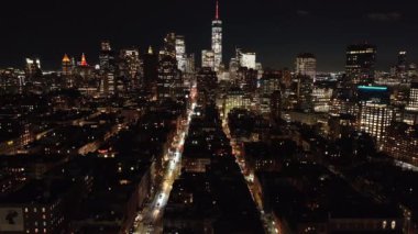 Manhattan Finansal Bölgesi ve Dünya Ticaret Merkezi 'nin hava görüntüsü. Gece New York 'ta çekildi..