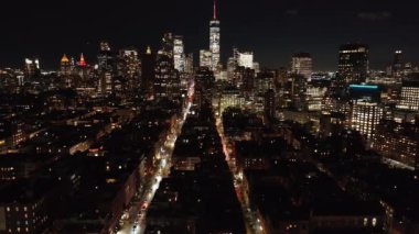 Manhattan Finansal Bölgesi ve Dünya Ticaret Merkezi 'nin hava görüntüsü. Gece New York 'ta çekildi..