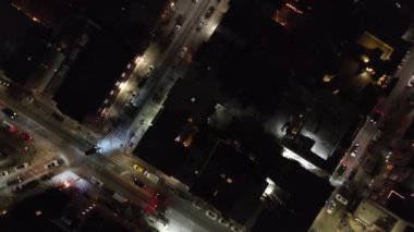Brooklyn 'deki binaların havadan görüntüsü. Williamsburg 'da gece vuruldu.